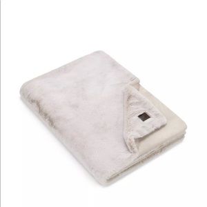 UGG Home Seal Oatmeal Faux Fur Throw BLANKET NEW
